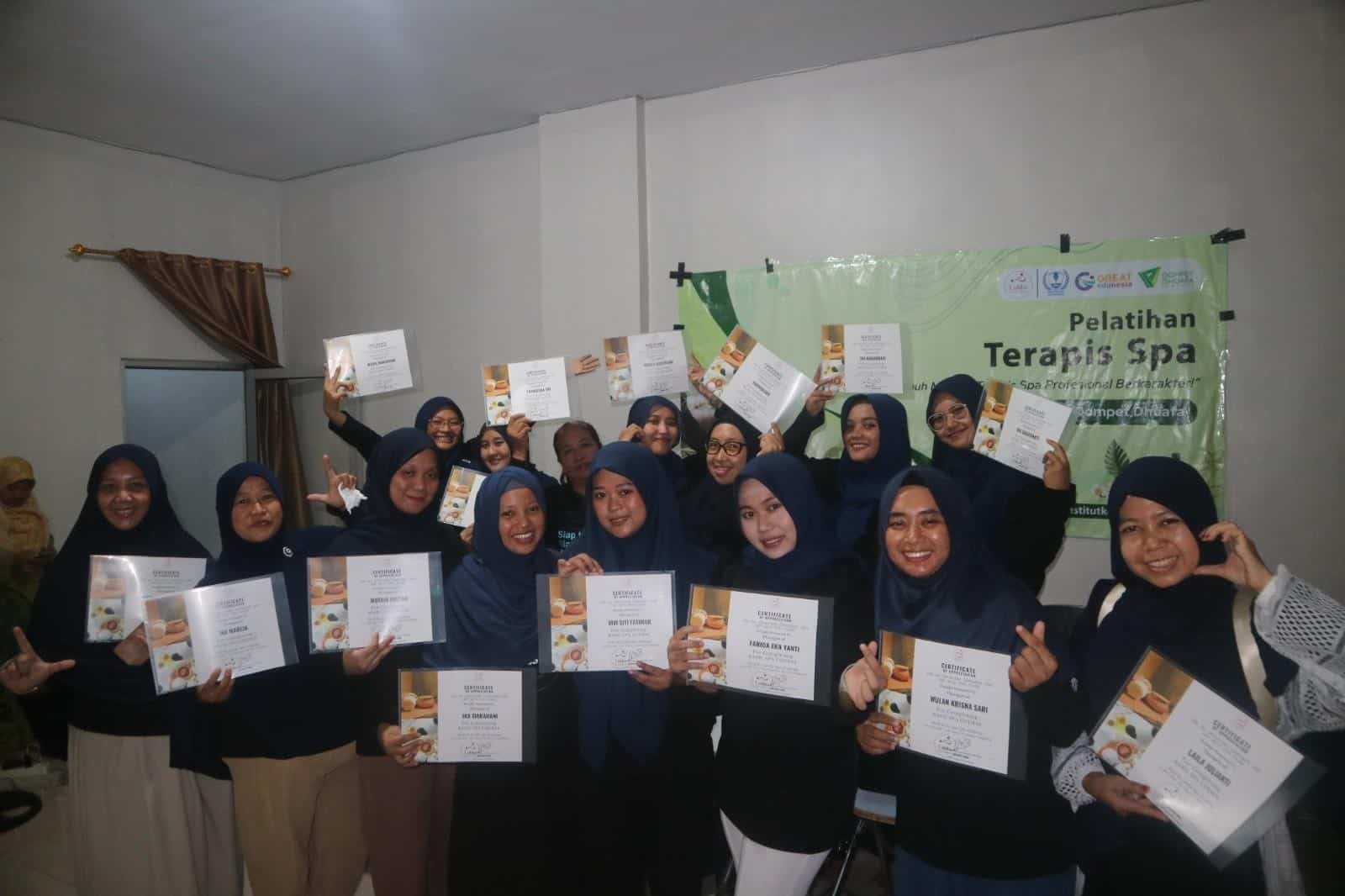 terapis spa1 dompet dhuafa Peserta Terapis Spa Setelah Mengikuti Pelatihan Menunjukkan Sertifikat yang Mereka Dapatkan
