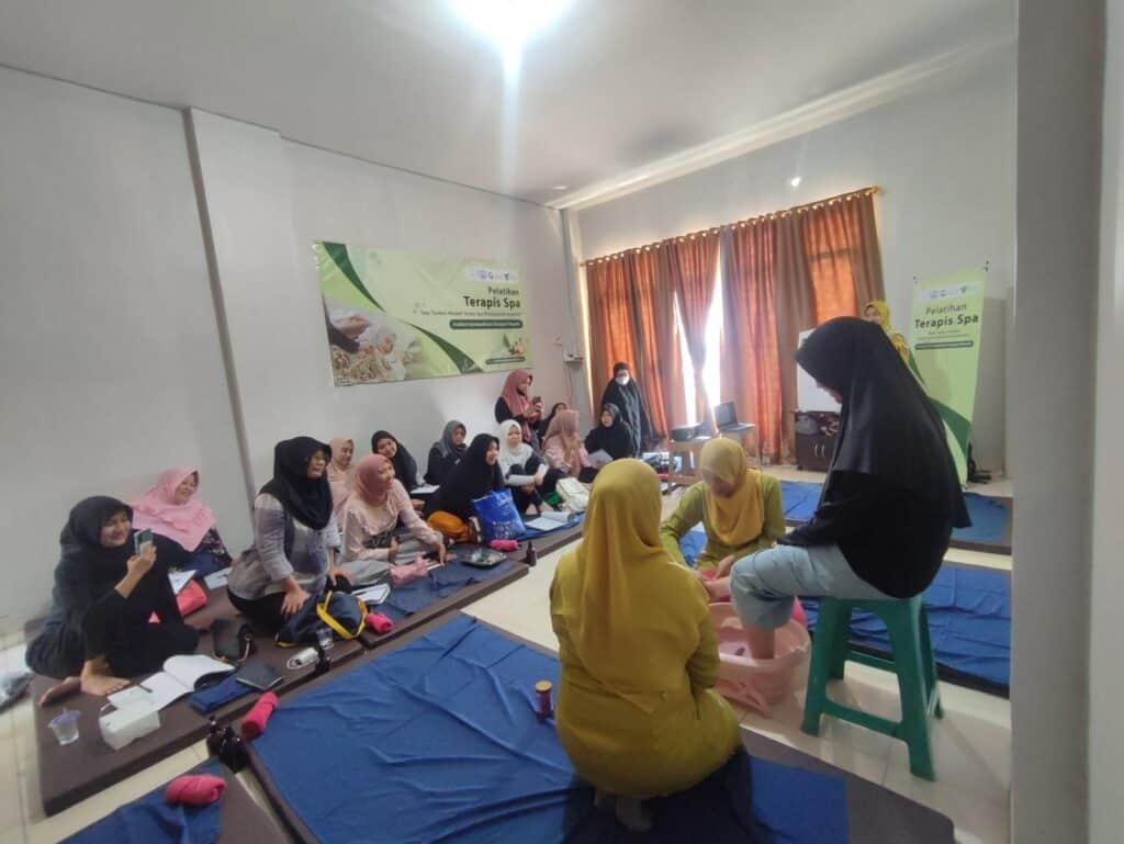 terapis spa2 dompet dhuafa Suasana pelatihan terapis spa oleh Dompet Dhuafa Lampung dan Institut Kemandirian dengan kolaborasi bersama Latifa Spa Academy.