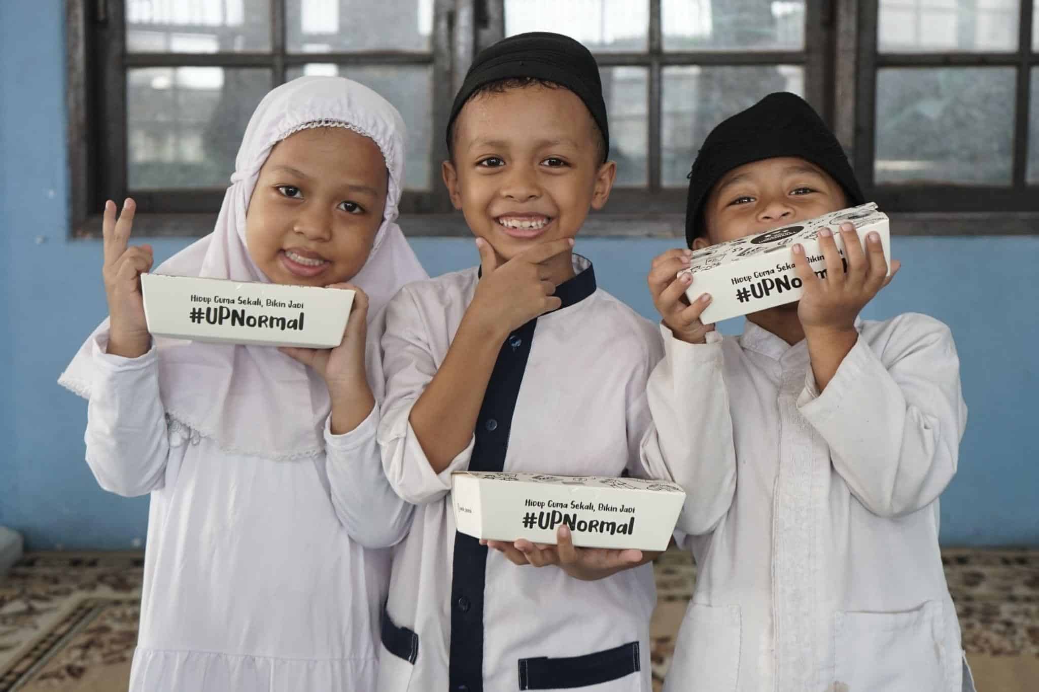 traktir makan saudaramu1 dompet dhuafa Gambar memperlihatkan anak-anak yang bahagia karena mendapatkan asupan gizi dari Program Traktir Makan Saudaramu dari Dompet Dhuafa