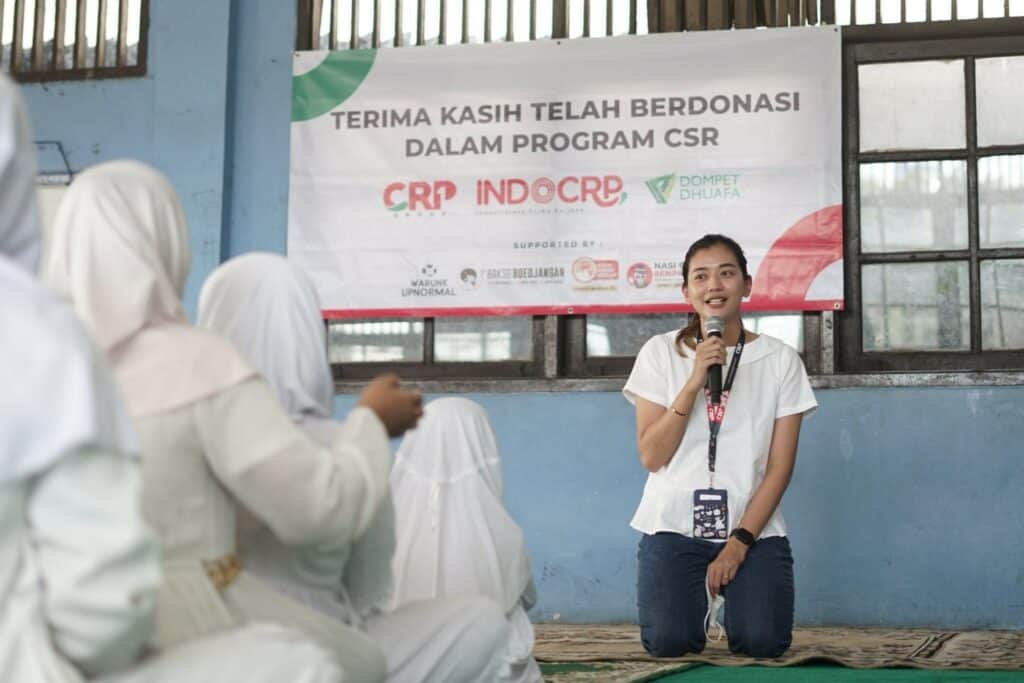 traktir makan saudaramu2 dompet dhuafa Manajemen CRP Group turut memberi sambutannya dalam serah-terima donasi program CSR ‘Traktir Makan Saudaramu’ di Yayasan Al Mubarokah Jakarta Selatan, Rabu (26/06/2024).