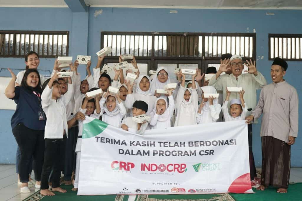 traktir makan saudaramu4 dompet dhuafa Kebahagiaan anak-anak yatim dan pengurus Yayasan Al Mubarok Jakarta Selatan, Rabu (26/06/2024), saat mendapatkan paket makanan dari CPR Group.