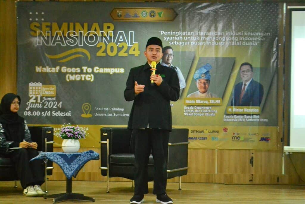 wgtc 20242 dompet dhuafa Gambar memperlihatkan Imam Al Faruq selaku Manager Penghimpunan dan Literasi Wakaf Dompet Dhuafa sedang mengisi materi dalam seminar nasional Wakaf Goes to Campus (WGTC) di USU.