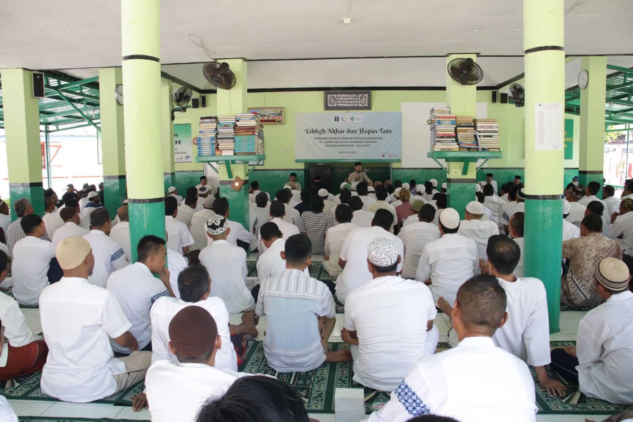 Gambar menunjukkan warga binaan memenuhi masjid, bersiap mengikuti rangkaian acara Tabligh Akbar yang diadakan oleh Dompet Dhuafa.
