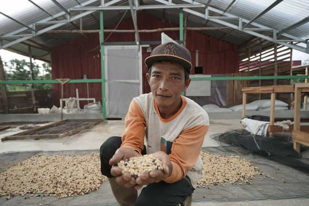 zakat award2 dompet dhuafa Gambar menunjukkan seorang petani Kopi Solo Sirukam Dompet Dhuafa, Meltriadi, yang sedang membawa hasil panen.