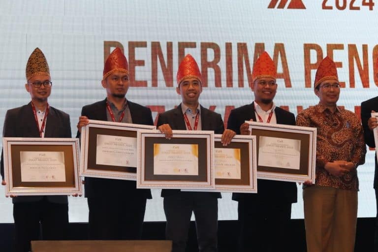 zakat award3 dompet dhuafa Udhi Tri Kurniawan mewakili Dompet Dhuafa menerima dua penghargaan dalam Zakat Award 2024 yang diselenggarakan oleh Forum Zakat, yaitu kategori Program Unggulan Desa Kopi Solok Sirukam dan Respon Darurat Kesehatan (RDK) dengan predikat "Gold" pada Rabu, (17/7/2024).