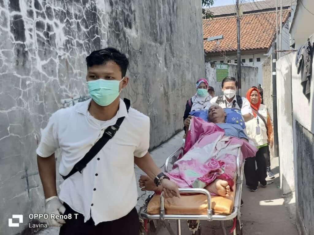 kebakaran manggarai2 dompet dhuafa Tim RDK melakukan penanganan krisis kesehatan bagi lansia penyintas kebakaran di Manggarai, Jakarta, Selasa (13/08/2024).