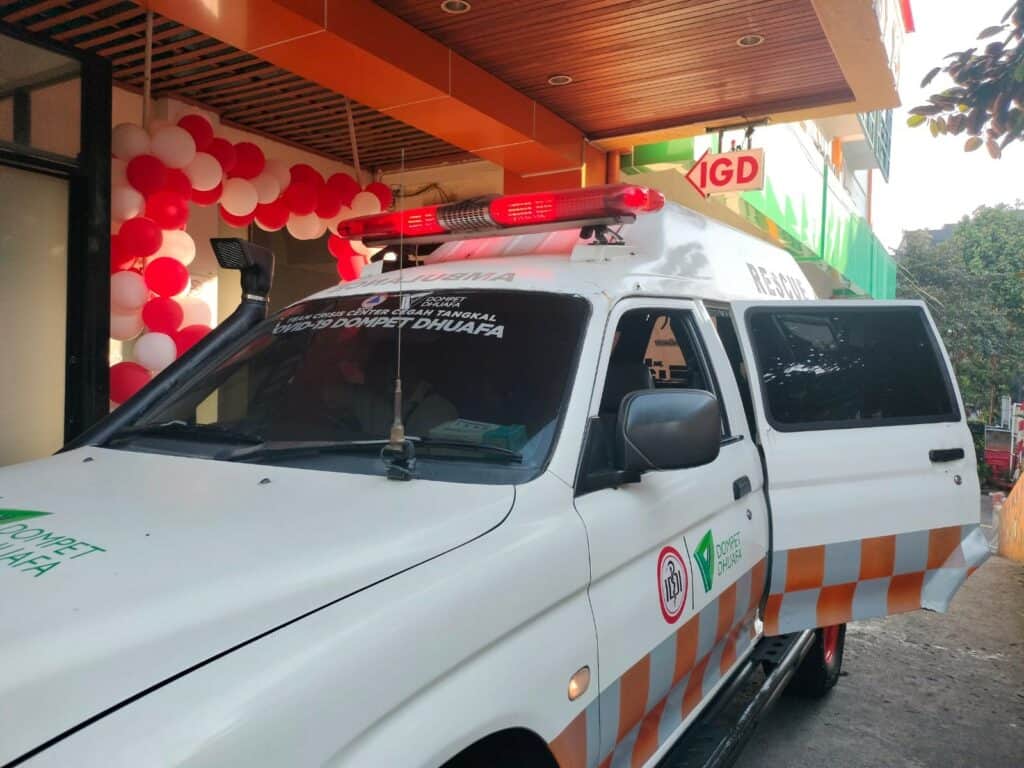 kebakaran manggarai4 dompet dhuafa Tim RDK menyiagakan layanan ambulans pada kebakaran di Manggarai, Jakarta, Selasa (13/08/2024).