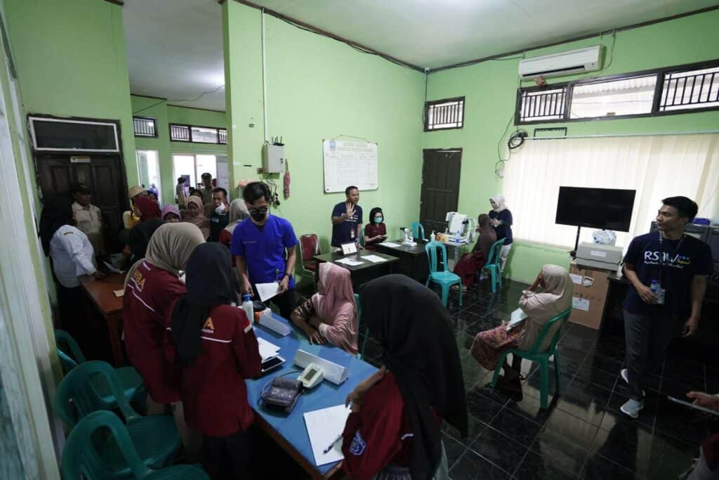 operasi katarak10 dompet dhuafa Pelaksanaan Baksos RSAW berupa skrining mata katarak kepada masyarakat Desa Pulo Gadung yang mayoritas adalah nelayan di pesisir, Rabu (14/08/2024).