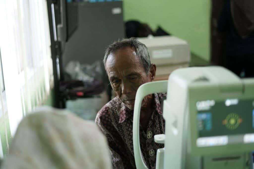 operasi katarak11 dompet dhuafa Pelaksanaan Baksos RSAW berupa skrining mata katarak kepada masyarakat Desa Pulo Gadung yang mayoritas adalah nelayan di pesisir, Rabu (14/08/2024).