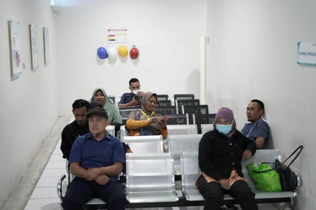 operasi katarak3 dompet dhuafa Beberapa orang sedang berada di ruang tunggu sebelum masuk ke ruang operasi katarak RSAW.