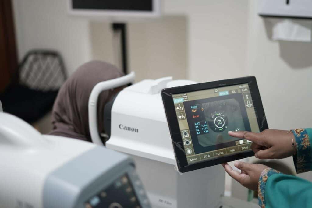 operasi katarak5 dompet dhuafa Proses pemeriksaan Auto Refrakto Keratometer (ARK) terhadap salah satu pasien.