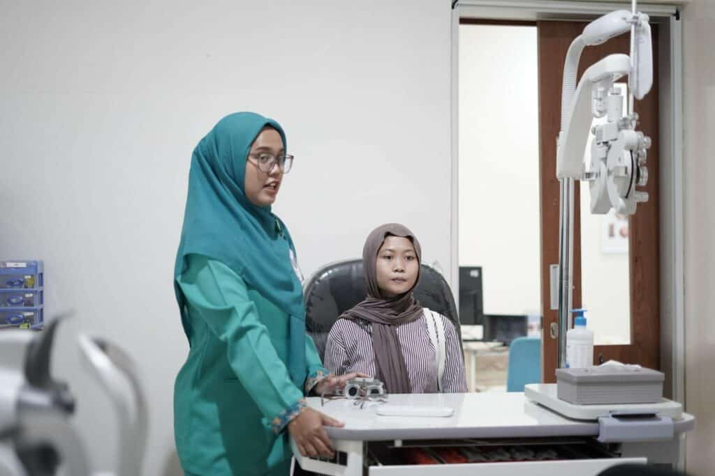 operasi katarak6 dompet dhuafa Cipta (kanan) saat tengah menjalani proses pemeriksaan mata di RSAW.