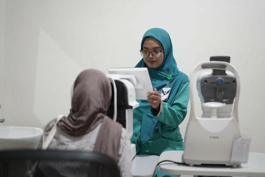 operasi katarak7 dompet dhuafa Cipta (kanan) saat tengah menjalani proses pemeriksaan mata di RSAW.