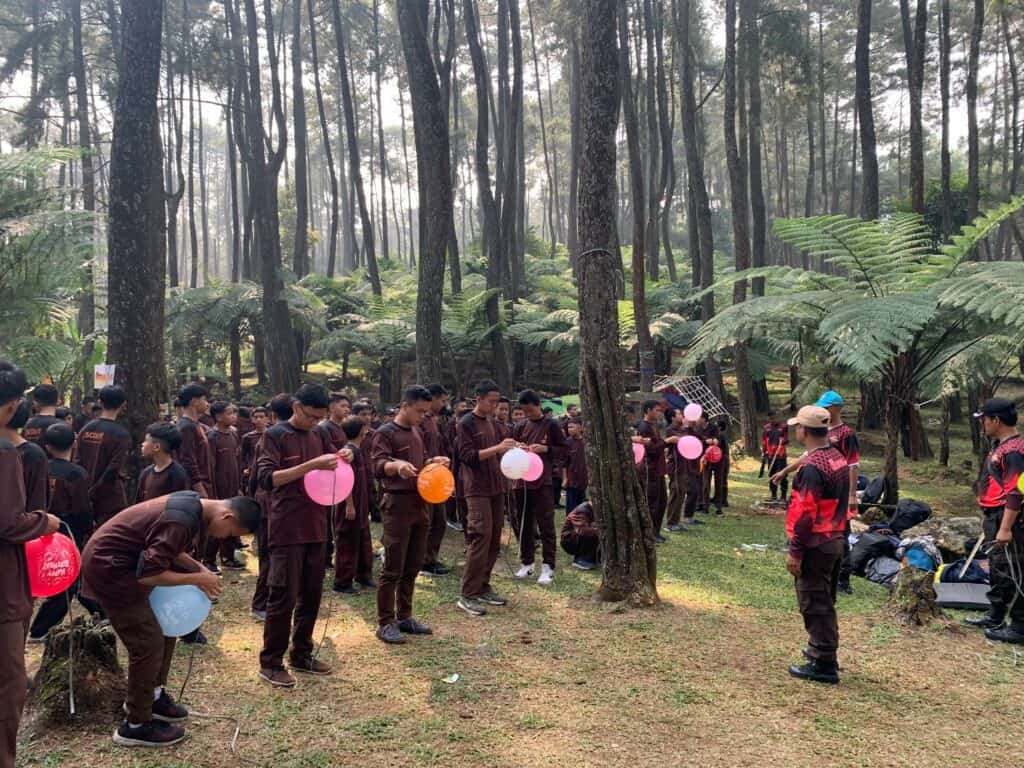 pemberdayaan zakat2 dompet dhuafa Siswa SMART Ekselensia mengikuti Pelatihan Dasar Kepemimpinan (PDK) sebagai bentuk rangkaian zakat perusahaan oleh PT Paragon Corp melalui Dompet Dhuafa.
