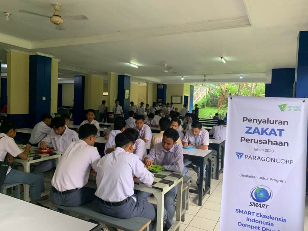 pemberdayaan zakat3 dompet dhuafa Suasana makan siang siswa SMART Ekselensia di pantry asrama sebagai manfaat zakat perusahaan dari PT Paragon Corp melalui Dompet Dhuafa.