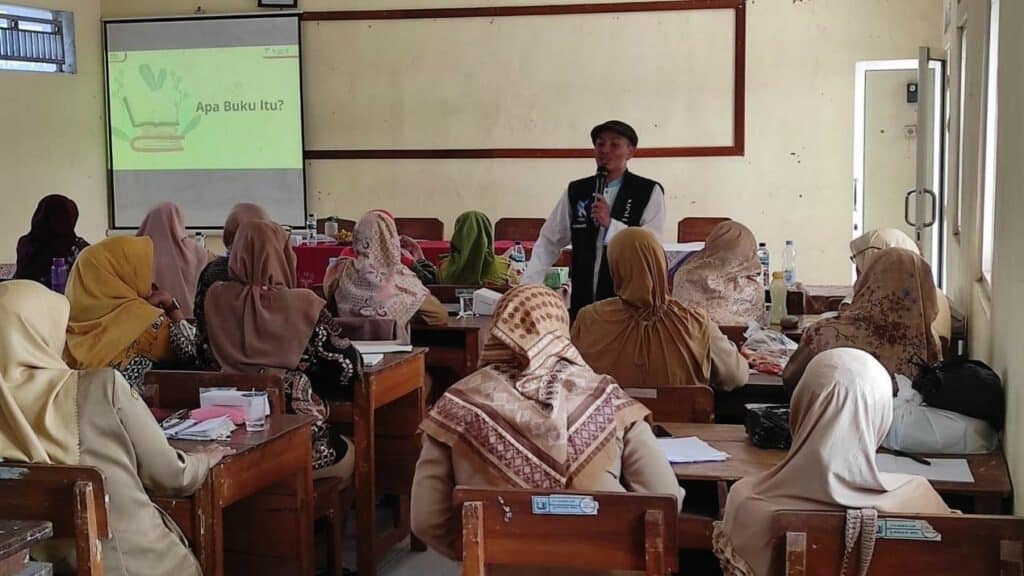 pemberdayaan zakat4 dompet dhuafa Salah satu penerima manfaat program Pelita melakukan training literasi kepada guru-guru SD.