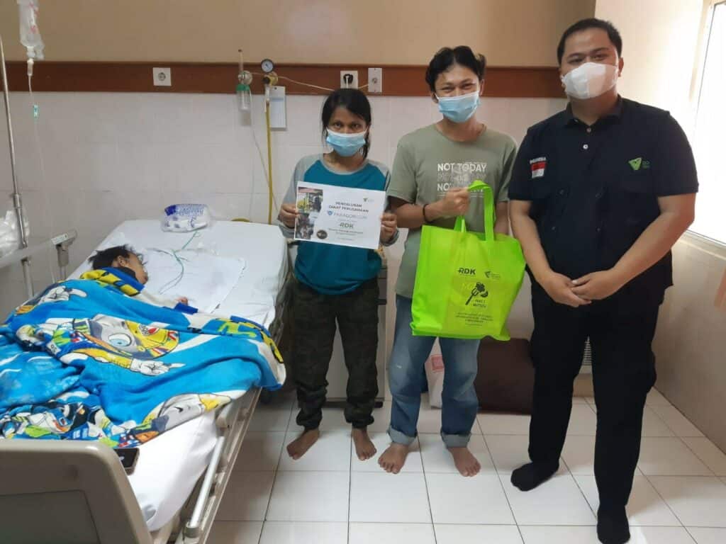 pemberdayaan zakat5 dompet dhuafa Salah satu bantuan layanan Tim RDK bersama salah satu penerima manfaat.