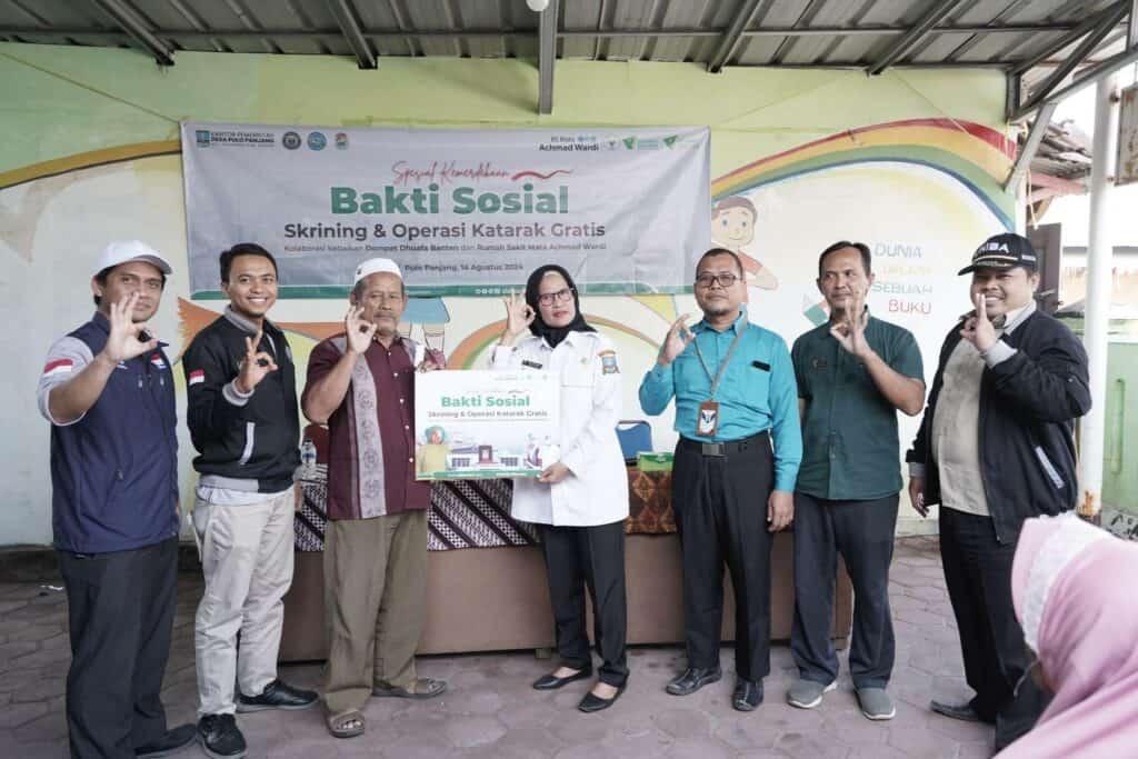 wakaf produktif4 dompet dhuafa Bakti sosial berupa skrining dan pengobatan katarak disambut baik oleh Kepala Desa Pulo Panjang.