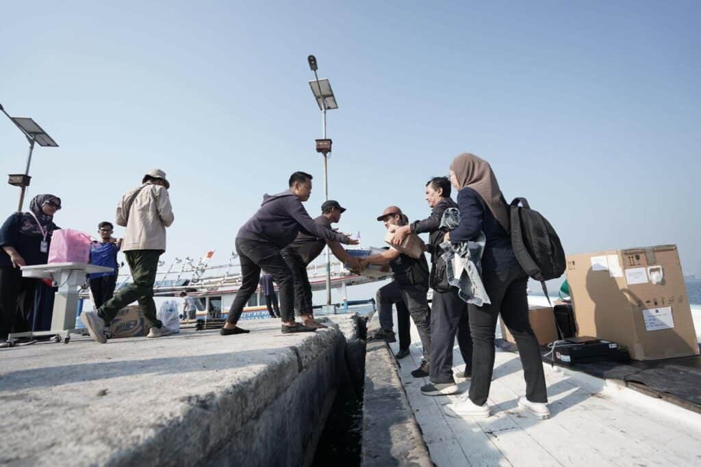 wakaf produktif6 dompet dhuafa Proses muat turun alat-alat skrining mata katarak dari perahu menuju Desa Pulo Panjang.