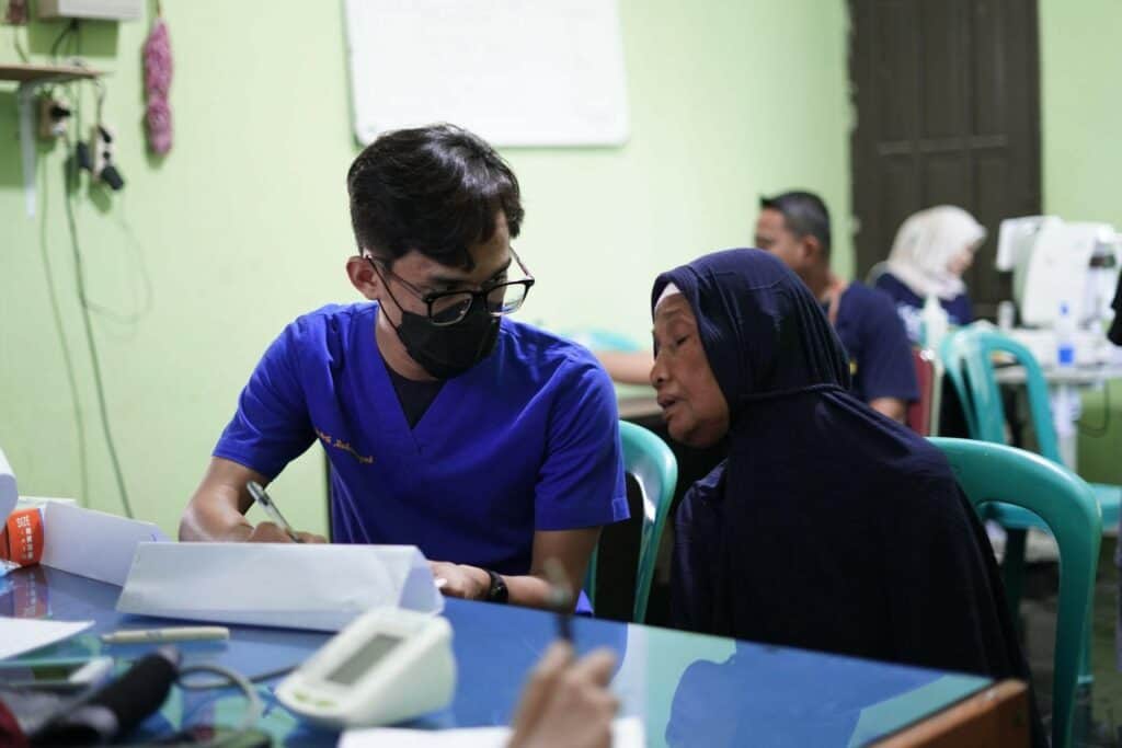 wakaf produktif8 dompet dhuafa dr. Ardi Rahmansyah memberikan penjelasan dan saran kepada salah satu peserta skrining mata katarak.