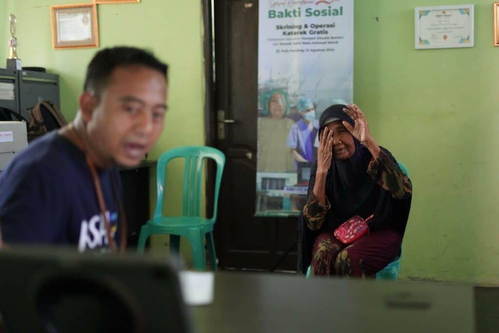 wakaf produktif9 dompet dhuafa Salah seorang peserta skrining sedang dilakukan pemeriksaan visus mata (tajam penglihatan).