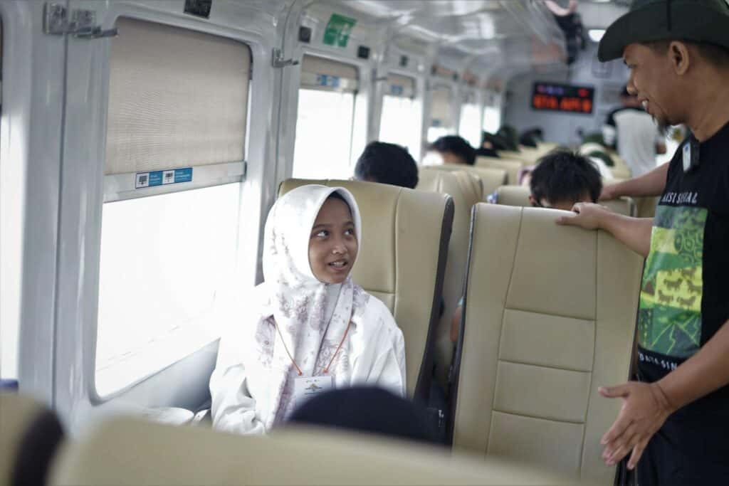 young travelling5 dompet dhuafa Pengalaman pertama Salwa menaiki kereta jarak jauh.