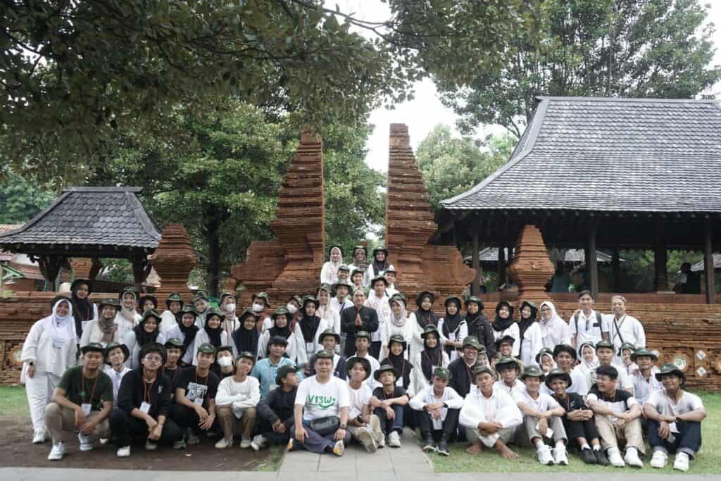 young travelling7 dompet dhuafa Peserta Young Traveling saat mengunjungi Keraton kasepuhan, Cirebon, Jawa Barat pada (16-17/7/2024).