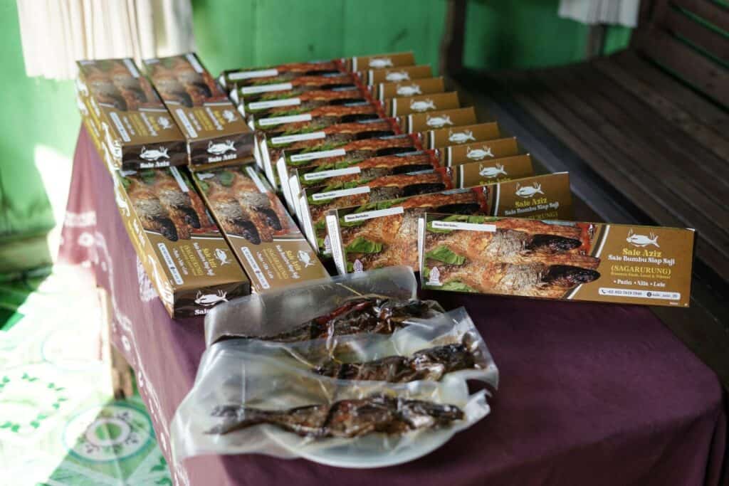 3 dompet dhuafa Produk Sale Ikan, usaha milik Azizah di Palembang.