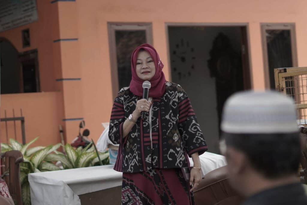 ambulans bpkh3 dompet dhuafa Sulistyowati (Anggota Badan Pelaksana Bidang SDM, Pengadaan dan Umum, Perencanaan dan Pengkajian di BPKH RI) memberikan sambutan.