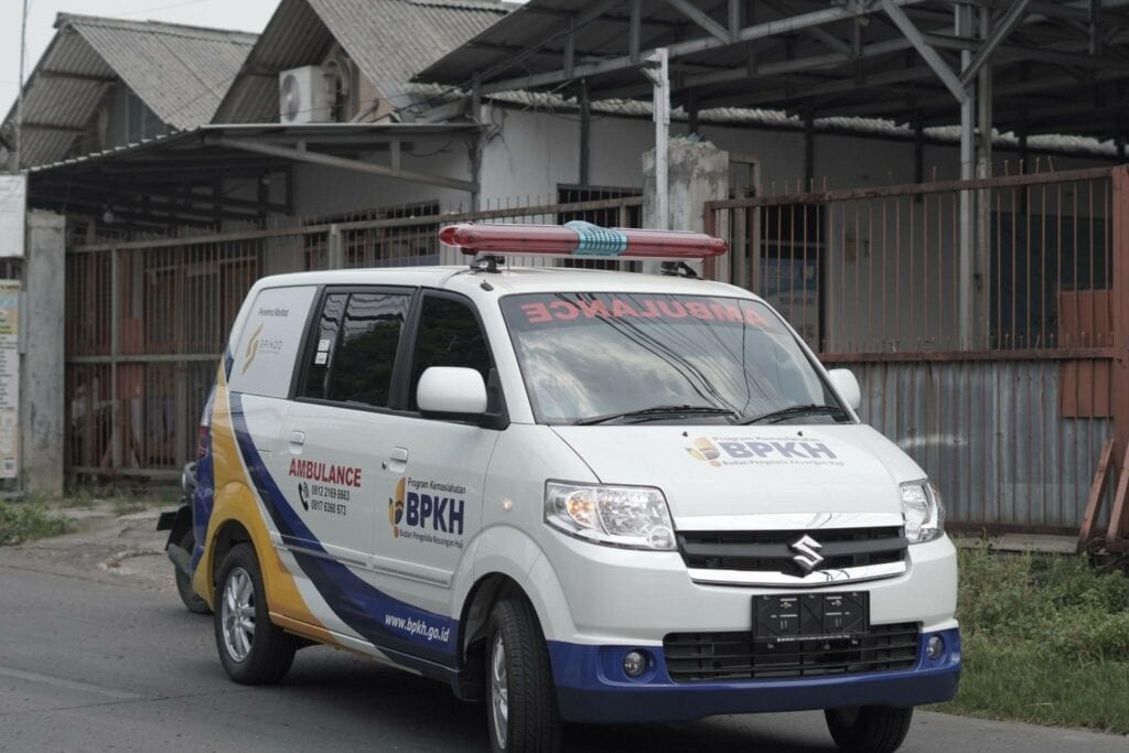 ambulans bpkh4 dompet dhuafa Ambulans BPKH RI sedang menuju Klinik Abdullah Kota Depok.