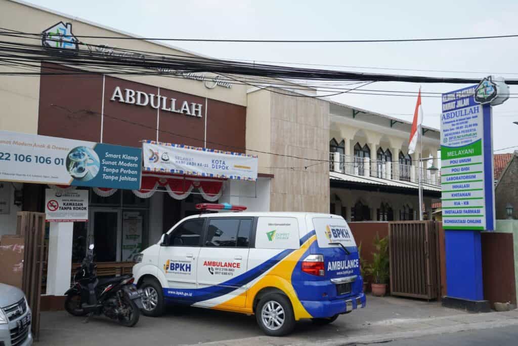 ambulans bpkh5 dompet dhuafa Ambulans bersiaga di Klinik Abdullah Kota Depok.