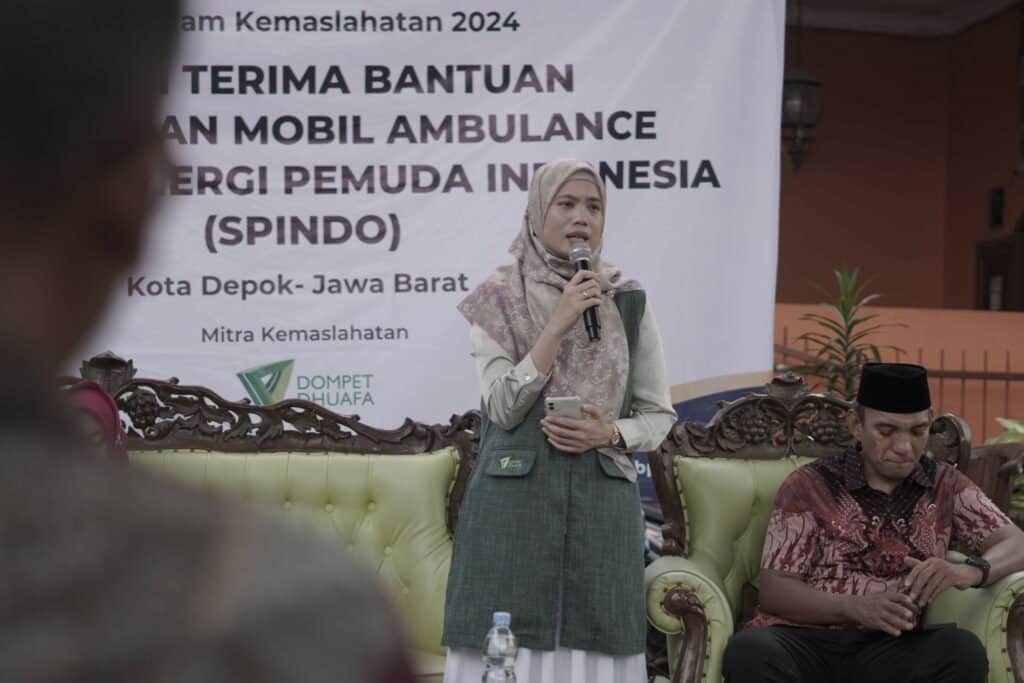 ambulans bpkh6 dompet dhuafa Etika Setiawanti (Sekretaris Pengurus Yayasan Dompet Dhuafa Republika) memberikan sambutan.