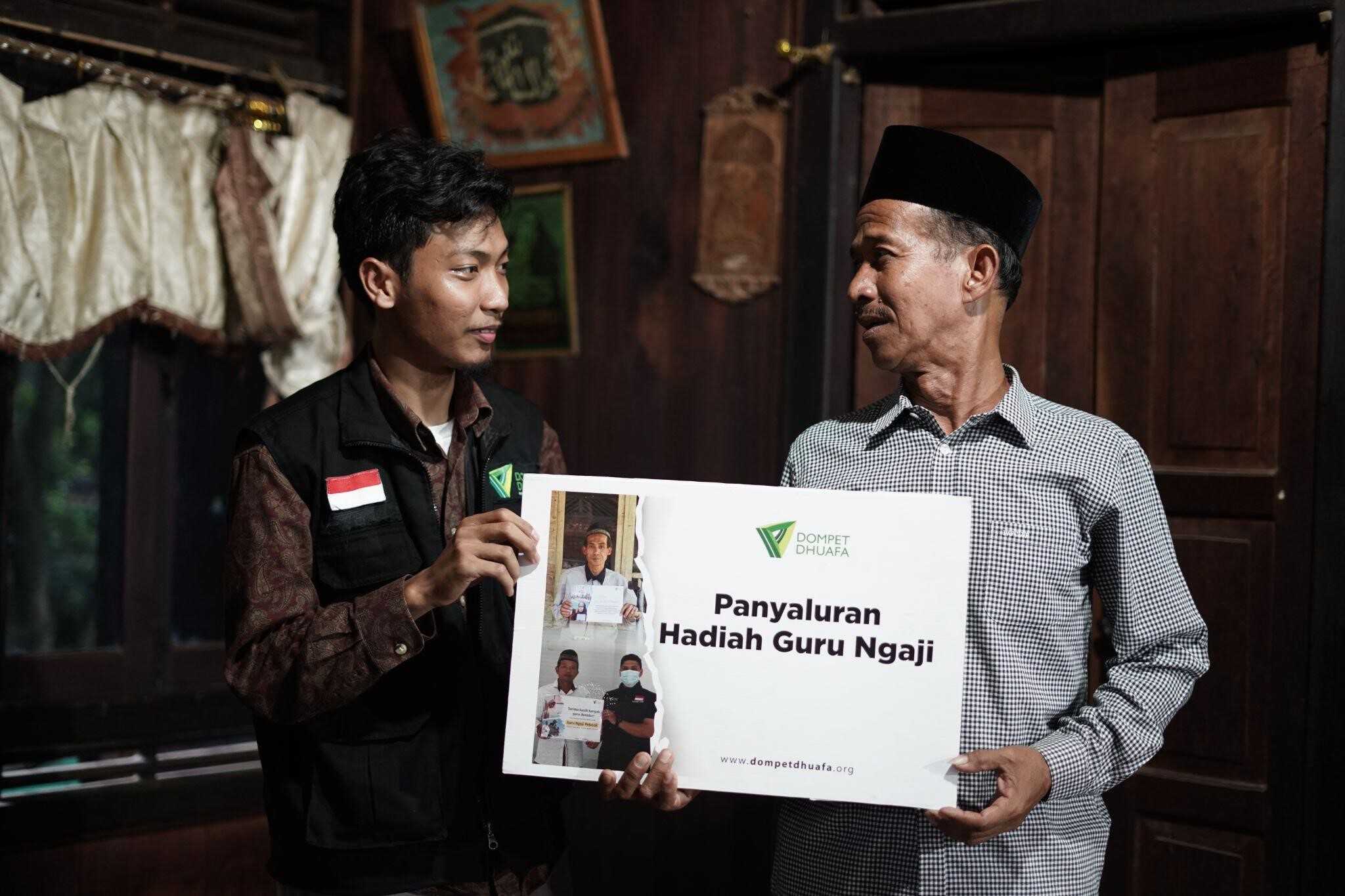 apresiasi guru ngaji1 dompet dhuafa Zakaria (51) menerima apresiasi dari donatur Dompet Dhuafa atas jasanya mengajar mengaji tanpa gaji.