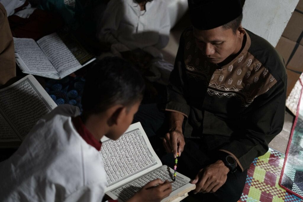 apresiasi guru ngaji3 dompet dhuafa Muhammad Thoriq sedang mengajar ngaji Al-Qur'an di TPA Nurus Salam Desa Ulak.