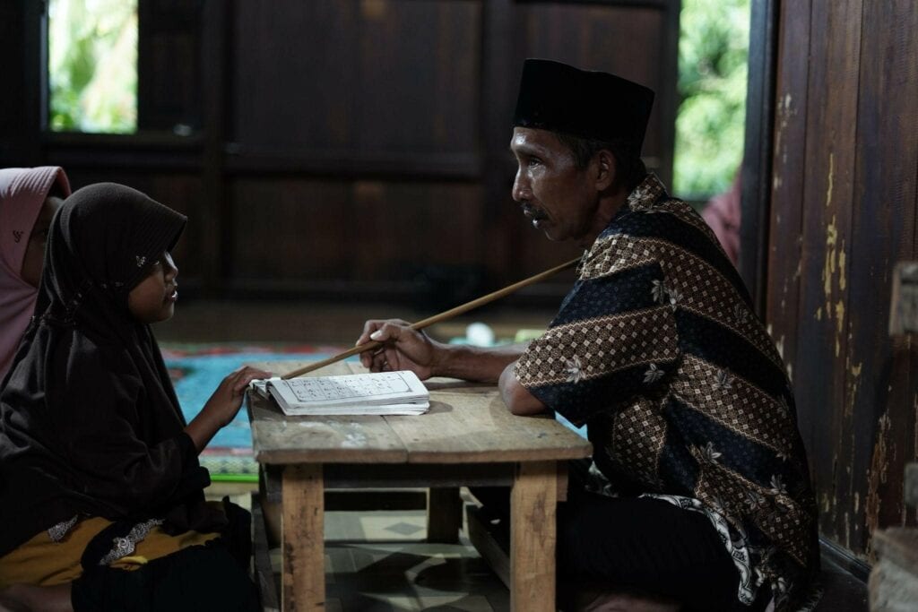 apresiasi guru ngaji4 dompet dhuafa Edi Jaya sedang mengajar ngaji Al-Qur'an di rumahnya.