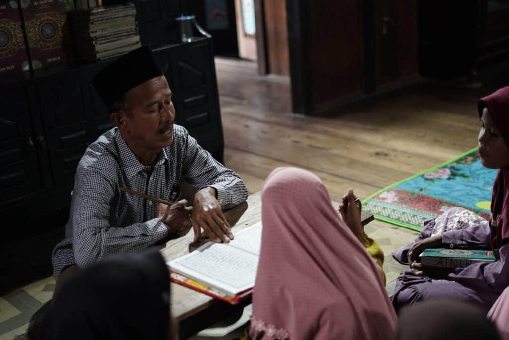 apresiasi guru ngaji5 dompet dhuafa Zakaria (51) sedang mengajar ngaji Al-Qur'an di rumah Edi.