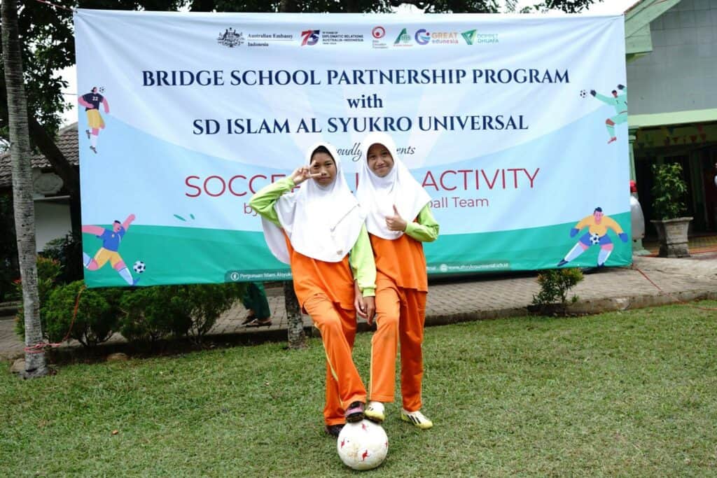 Talita dan Qisya, peserta Soccer Clinic yang diadakan oleh Kedubes Australia.