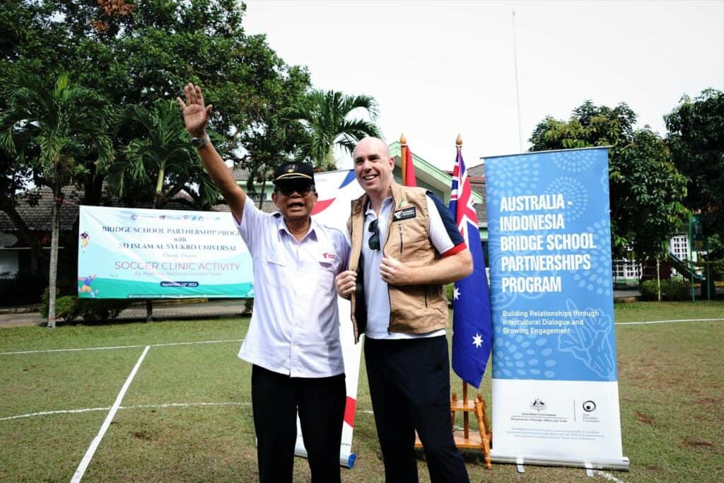 Simbolis penyematan rompi oleh Parni Hadi kepada Khristopher Maslin, Sekretaris Pertama Diplomasi Publik, kedutaan Besar Australia Indonesia Jakarta sebagai tanda kerja sama antara Dompet Dhuafa dan Kedubes Australia.