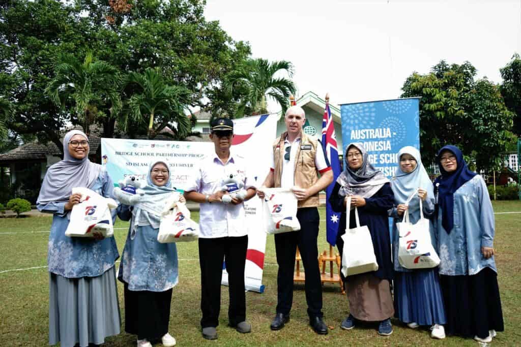 Penyerahan cinderamata oleh Kedutaan Besar Australia kepada Dompet Dhuafa.