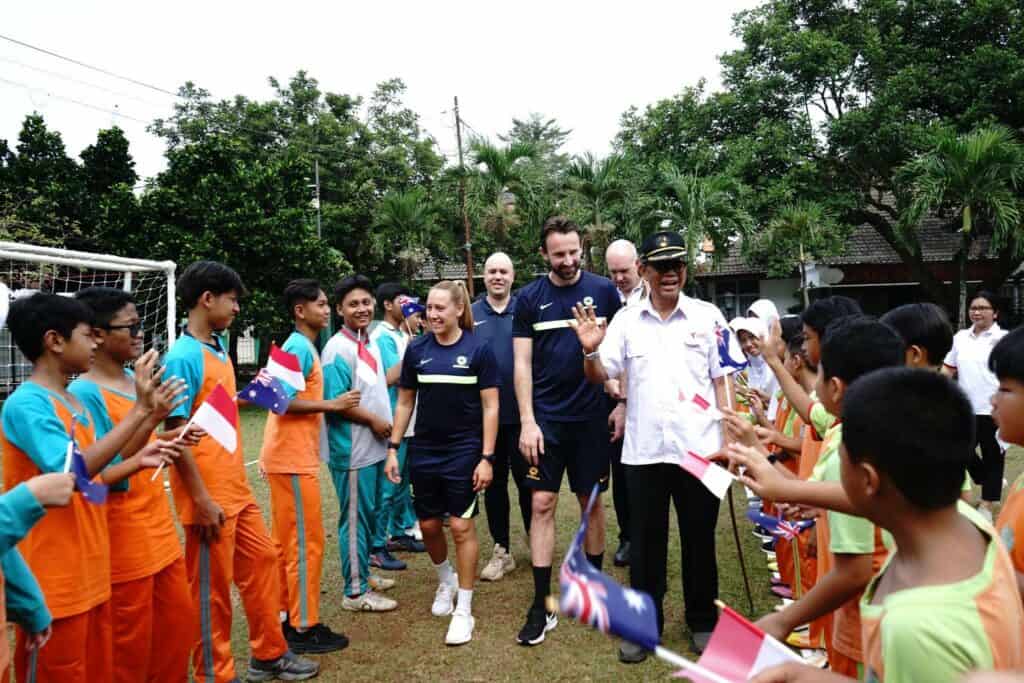 Josh Kennedy dan Gema Simon, disambut dengan meriah oleh para siswa Perguruan Islam Al Syukro.