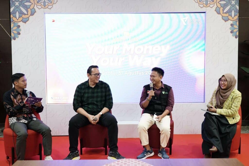 berbagi lewat sukuk wakaf3 dompet dhuafa Sesi Gelar Wicara diisi oleh Luky Harfiandi (dua dari kiri) selaku Sharia Funding & Community Head CIMB Niaga Syariah, Ali Bastoni (dua dari kanan) selaku GM Penghimpunan dan Literasi Wakaf Dompet Dhuafa, dan Dewi R.D. Amelia (paling kanan) sebagai seorang Certified Financial Planner.