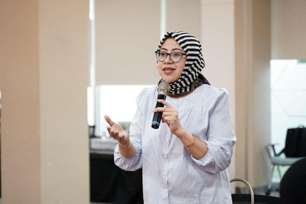 berbagi lewat sukuk wakaf4 dompet dhuafa Salah seorang peserta melayangkan pertanyaan seraya berdiskusi dengan para narasumber.
