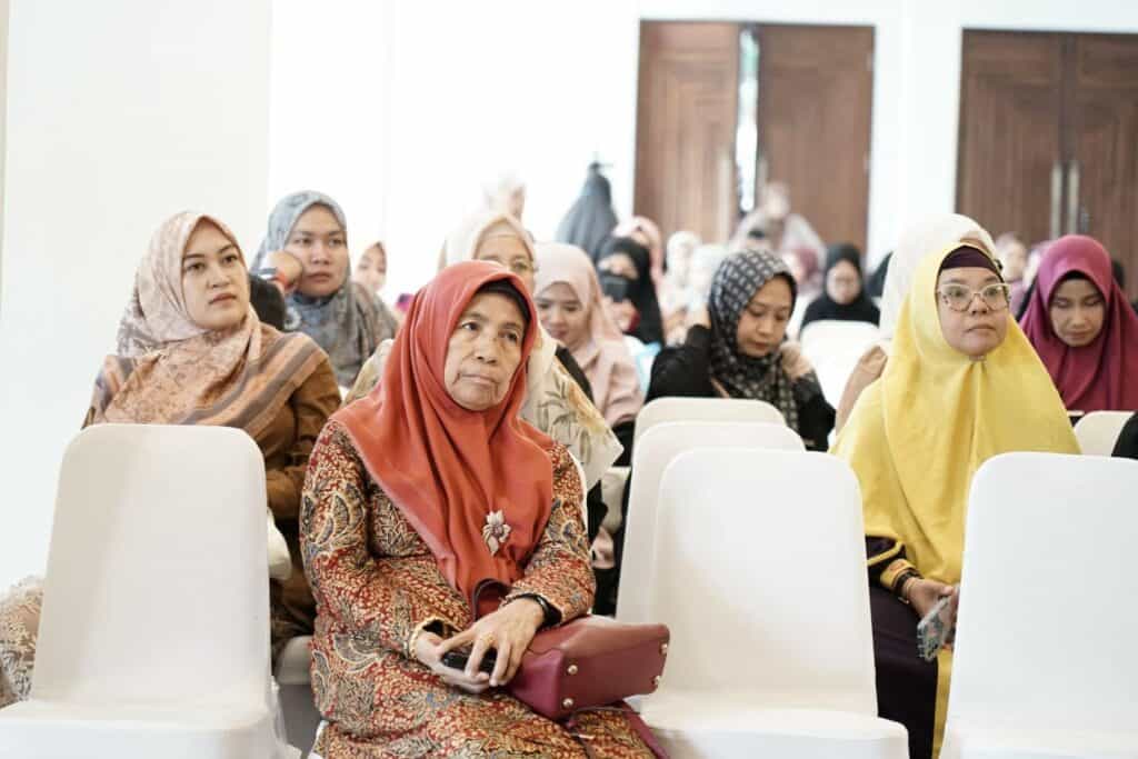 berserah bukan menyerah dompet dhuafa Ibu Kholiyah, istri Amin Suma ikut hadir dalam kajian "Berserah Bukan Menyerah".