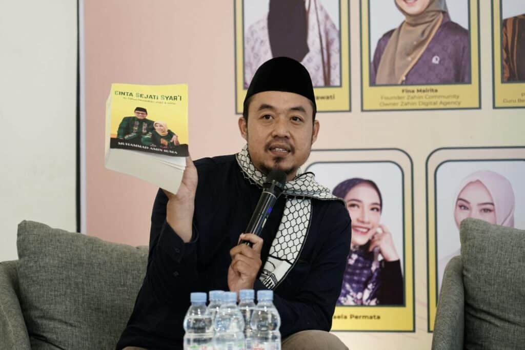 berserah bukan menyerah2 dompet dhuafa Ahmad Fauzi Qosim selaku Moderator dalam kajian Prof. Dr. H. Muhammad Amin Suma, S.H., menunjukkan buku “Cinta Sejati Syar'i: 41 Tahun Pernikahan Mas & Khol”.