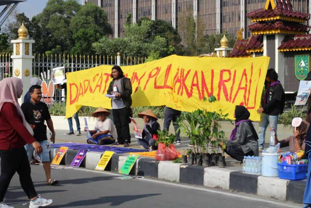 Aksi DDV Riau dan berbagai organisasi/komunitas lingkungan melantangkan suara terkait isu lingkungan.