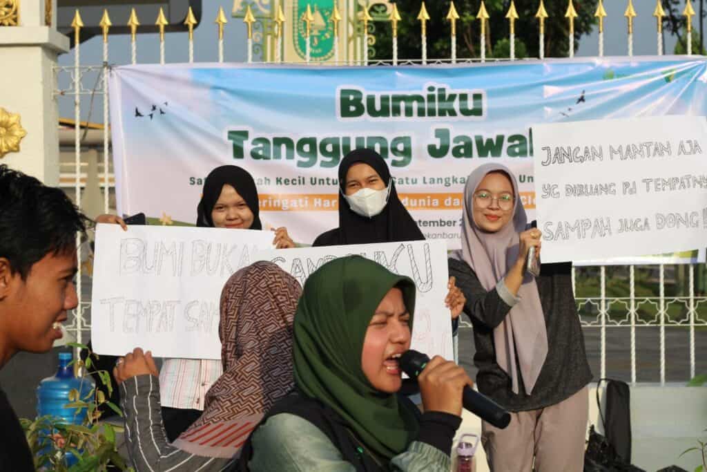 Aksi DDV Riau dan berbagai organisasi/komunitas lingkungan melantangkan suara terkait isu lingkungan.