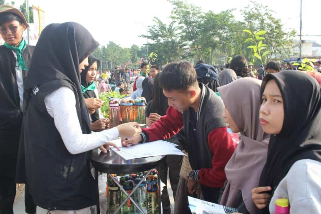 Momen penukaran sampah plastik dengan bibit pohon, totebag atau tumbler.