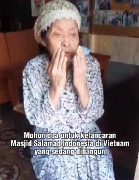 fotojet 2 dompet dhuafa Muwakif lahan Masjid Salamad Indonesia di Vietnam, Ibu Thi Ri Yah (86), haru dan mendoakan masyarakat Indonesia.