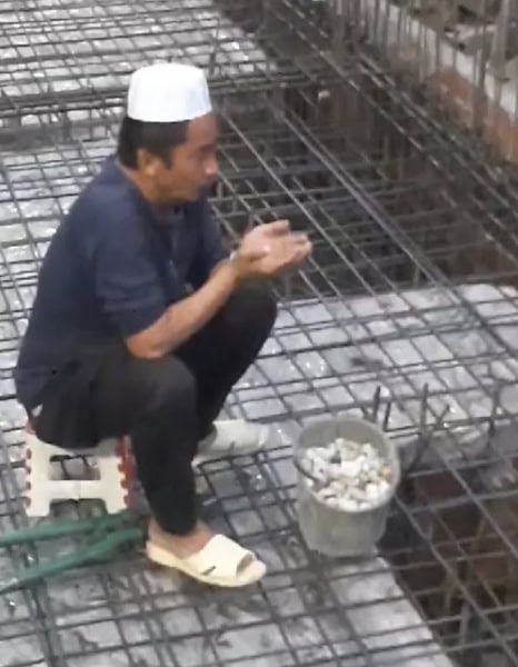 fotojet 4 dompet dhuafa Imam Masjid Salamad Long Xuyen turut menyaksikan dan mendoakan berjalannya pembangunan masjid.