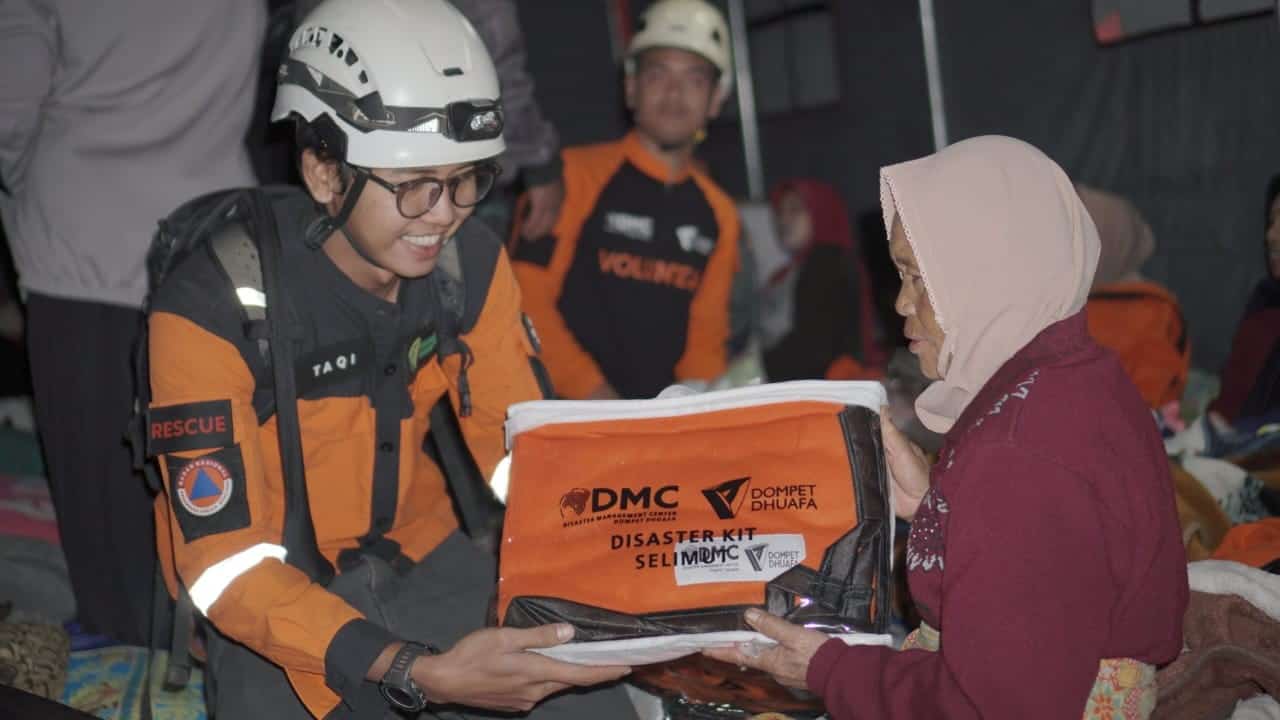 gempa bandung1 dompet dhuafa Dompet Dhuafa melalui DMC menyalurkan bantuan darurat untuk pengungsi Gempa Bandung.